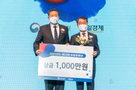 효성 커뮤니케이션실 최영범 실장이 황기철 국가보훈처장과 기념 사진을 촬영했다./사진 제공 = 효성