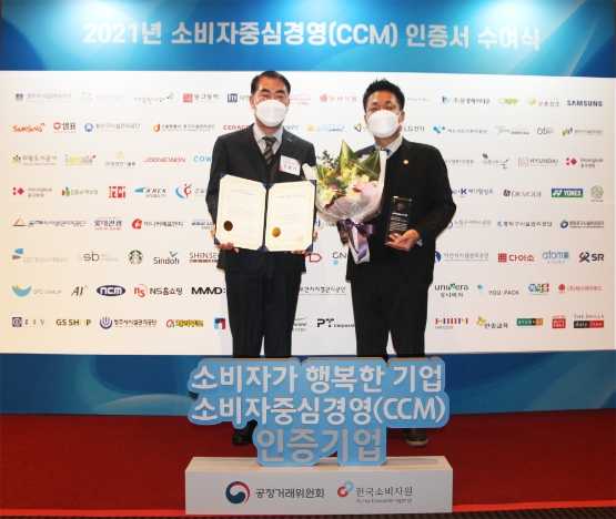 (왼쪽부터) 진종기 삼양식품 대표이사, 박경철 삼양식품 최고고객책임자/사진 제공=