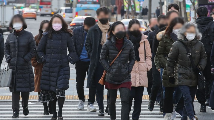 서울을 비롯한 수도권 지역이 영하권 날씨를 보인 지난달 24일 오전 서울 종로구 광화문역 인근에서 직장인들이 겉옷을 걸치고 출근하고 있다.