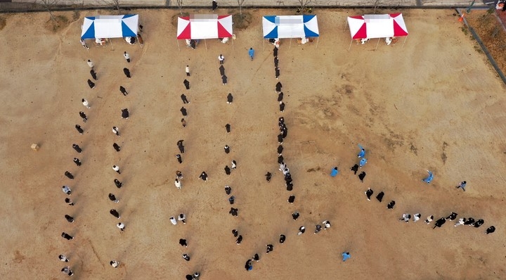 3일 오전 광주의 모 고등학교 운동장에서 방역당국이 학생들을 대상으로 코로나19 검사를 하고 있다.