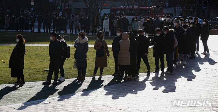 코로나19 신규 확진자가 4,944명으로 집계된 3일 오후 서울 중구 서울광장 임시선별검사소에서 시민들이 검사를 받기 위해 대기하고 있다.
