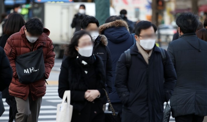 아침 기온이 영하 7도까지 떨어지는 등 추운 날씨를 보인 지난달 23일 오전 서울 종로구 세종대로 인근에서 시민들이 이동하고 있다.