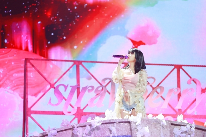 아이유 '스트로베리 문'. 2021.12.04. (사진 = MMA 2021 제공)