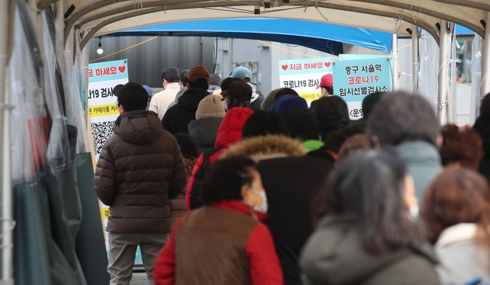지난 4일 오전 서울 중구 서울역 임시선별검사소를 찾은 시민들이 검사를 받기 위해 줄을 서 있다. 위중증 환자는 전날(3일) 736명에 이어 연일 역시 최다 기록을 갈아치우고 있다. 