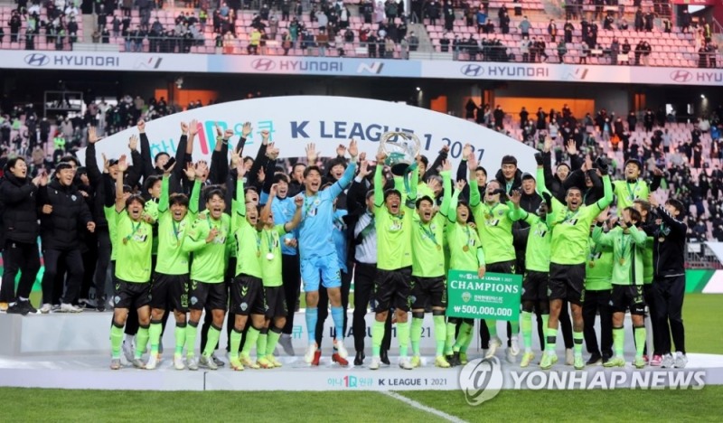 (전주=연합뉴스) 5일 전주월드컵경기장에서 열린 하나원큐 K리그1 2021 파이널A 최종 38라운드에서 우승을 확정한 전북 현대 선수들이 시상대에 올라 환호하고 있다