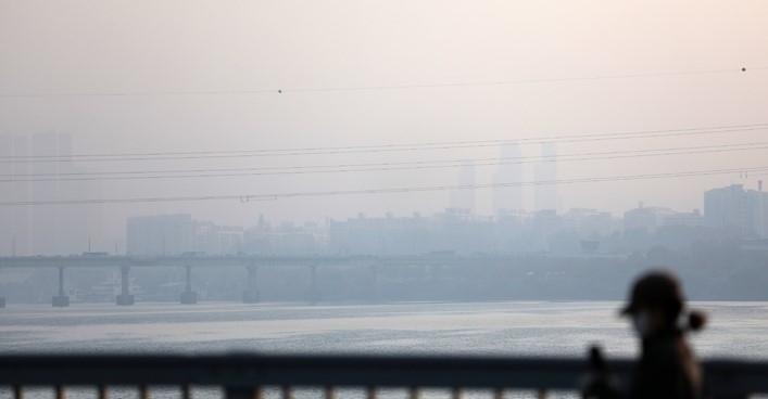 지난달 15일 오전 서울 서초구 잠수교에서 바라본 서울 도심에 안개가 껴 뿌연 모습을 보이고 있다.