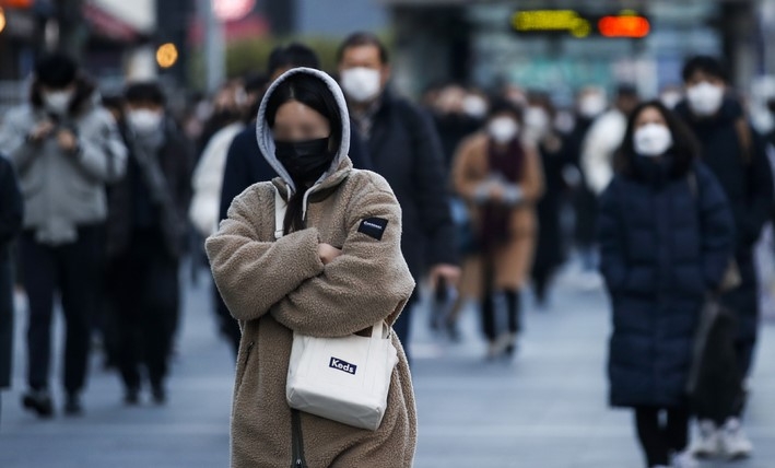 지난 2일 오전 서울 영등포구 여의도역 인근에서 두터운 복장의 시민들이 발걸음을 옮기고 있다.