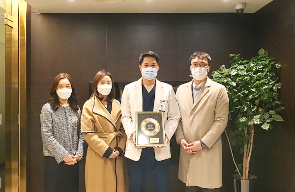 아이디피부과가 '2021년 아시아(국내 포함) 울쎄라 정품·정량사용 및 최다시술 병원상'을 수상했다. 좌측부터 멀츠코리아 김혜경 메디컬 부서 상무, 멀츠코리아 노명숙 영업 본부장, 아이디피부과 황종익 원장, 전종욱 멀츠코리아 울쎄라 팀장.