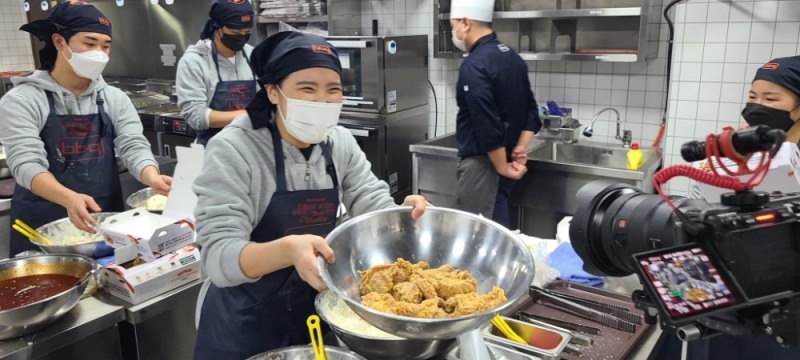 BBQ, 대학생 봉사단 '올리버스'와 아동양육시설에 치킨 전달