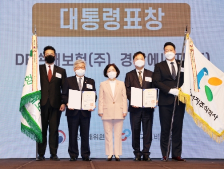 지난 3일 서울 신라호텔에서 열린 ‘2021년 소비자중심경영(CCM)’ 우수기업 포상 및 인증서 수여식에서 DB손해보험(대표 김정남)이 대통령 표창을 수상 후 기념촬영을 하고 있다./ 사진 제공 = DB손해보험