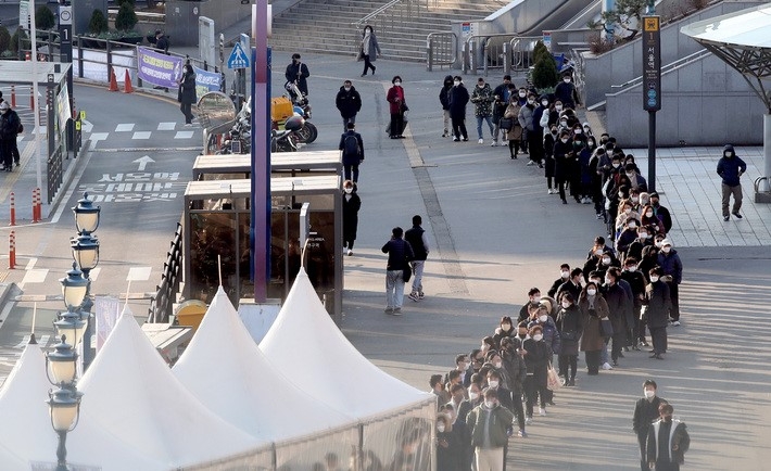 코로나19 신규 확진자가 4325명을 기록한 6일 오전 서울 중구 서울역에 마련된 임시선별검사소에서 시민들이 검사를 받기 위해 줄을 서 있다.