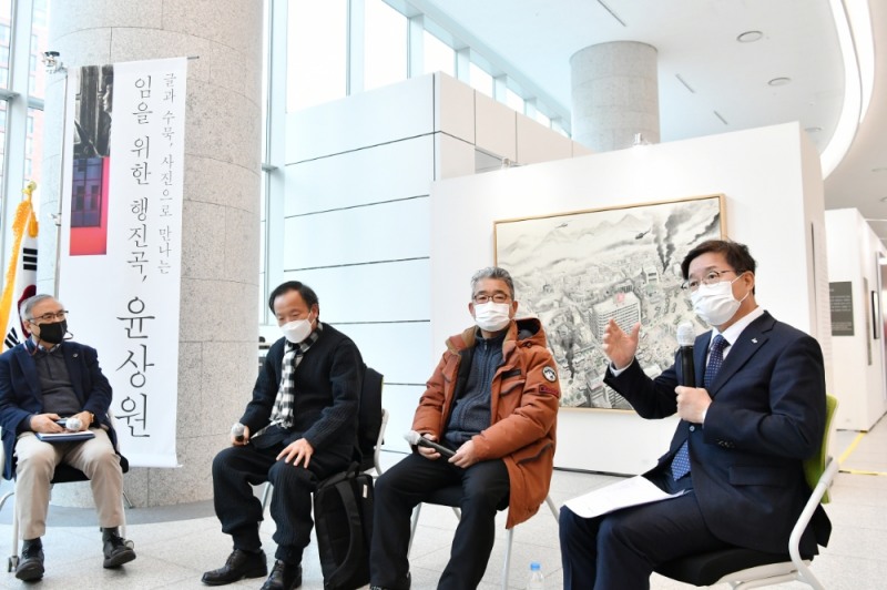 지난 1일 수원컨벤션센터 2층에서 윤상원 열사 수원전시회 개막을 기념해 열린 토크콘서트에서 염태영 수원시장(오른쪽)이 발언하고 있다.수원시 제공