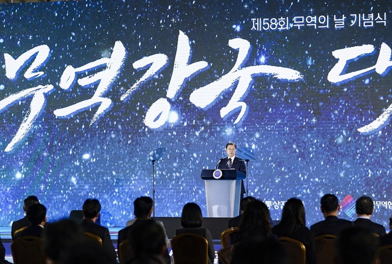 문재인 대통령이 6일 오전 서울 삼성동 코엑스에서 열린 제58회 무역의 날 기념식에 참석해 축사를 하고 있다. (사진=청와대)