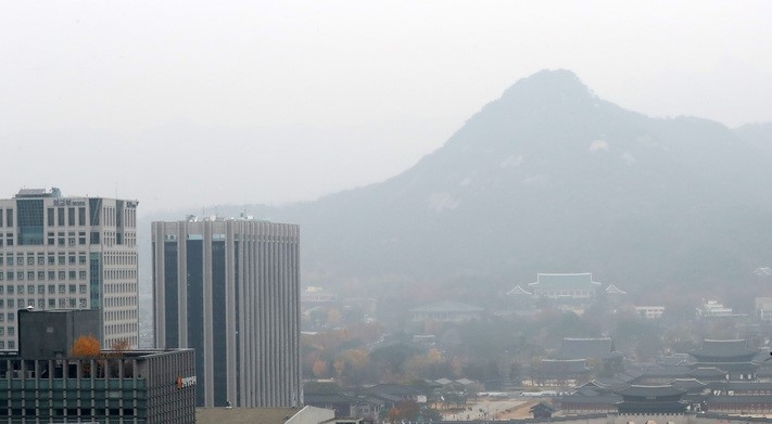 지난달 21일 오후 서울 인왕산 일대가 뿌옇다.