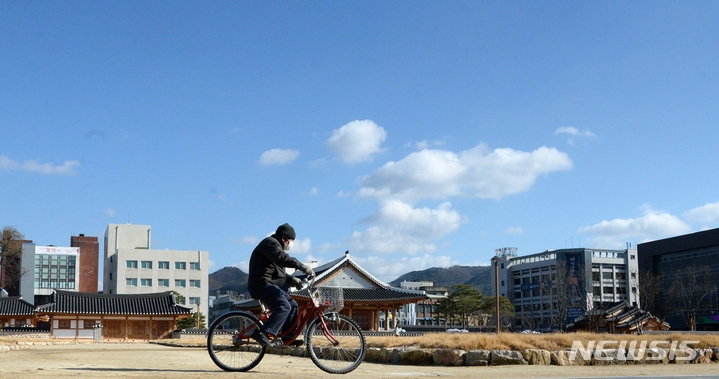  전북 전라감영 위로 푸른 하늘이 펼쳐져 있다. 