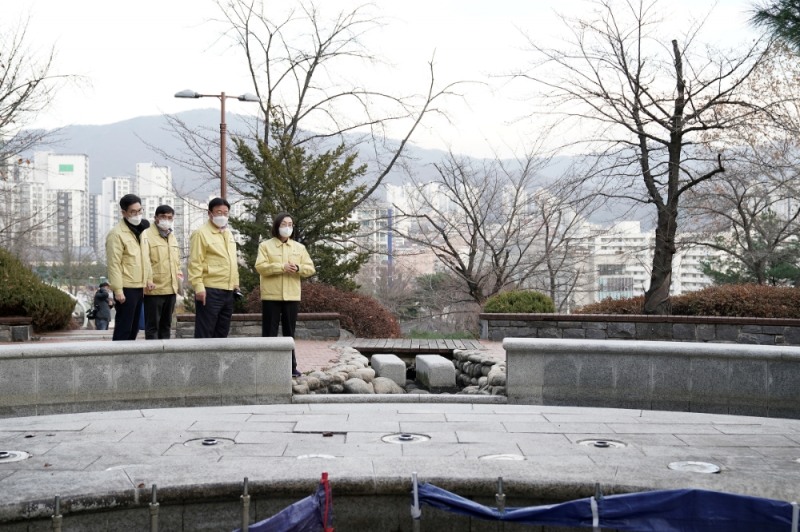 은수미 성남시장(오른쪽)이 동절기 대비로 분수대를 점검하고 있다.성남시 제공