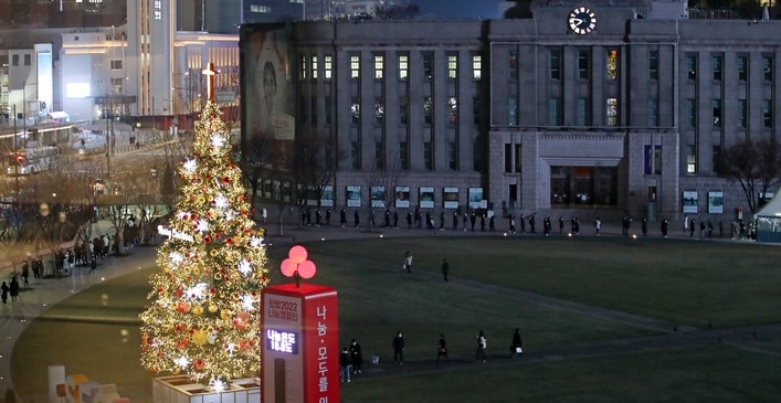 코로나19 신규 확진자가 4325명으로 집계된 6일 오후 서울 중구 서울광장 선별검사소에서 시민들이 검사를 받기 위해 줄을 서고 있다.