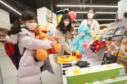 KT M&S는 7일 서울 서남부 최대 쇼핑몰인 영등포 타임스퀘어 내에 76평 규모의 대규모 디즈니 캐릭터 상품 체험형 전문매장을 오픈했다./ 사진 제공 = KT M&S