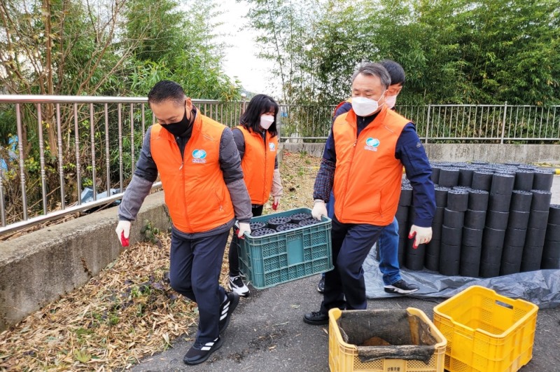 저소득층 노인가구 연탄 지원 활동 모습 (사진제공 = 나주시)