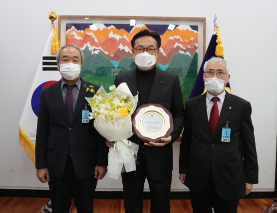 왼쪽부터 밤전국협의회 이경우 회장(정안농협 조합장). 정진석 국회부의장, 밤전국협의회 정운용 전임회장(신풍농협 조합장)