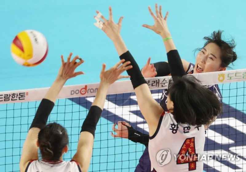 (김천=연합뉴스) 7일 오후 경북 김천체육관에서 열린 프로배구 도드람 2021-2022 V리그 현대건설 힐스테이트와 한국도로공사의 경기에서 도로공사 박정아가 공격을 시도하고 있다.