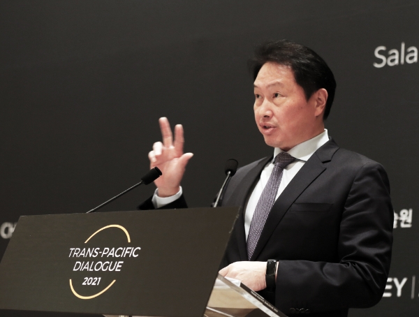 최종현학술원 이사장인 최태원 SK회장이 6일 미국 워싱턴D.C. 인근에서 열린 '2021 트랜스 퍼시픽 다이얼로그'에서 환영사를 하고 있다.(사진=SK)