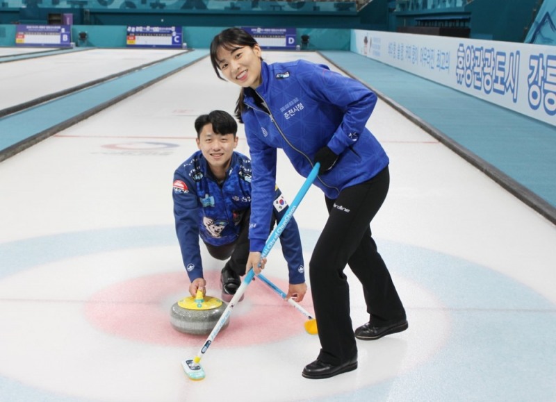 (강릉=연합뉴스) 컬링 믹스더블 국가대표 김민지(오른쪽)와 이기정(왼쪽)이 지난 30일 강원도 강릉컬링센터에서 훈련하고 있다.