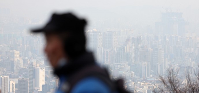 서울 등 수도권 초미세먼지 농도가 '나쁨' 수준을 보인 지난달 29일 오전 서울 남산에서 바라본 서울 도심이 뿌옇다.