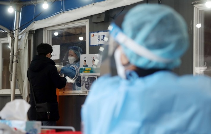 지난 7일 서울역 임시선별검사소를 찾은 시민이 검사를 받고 있다.