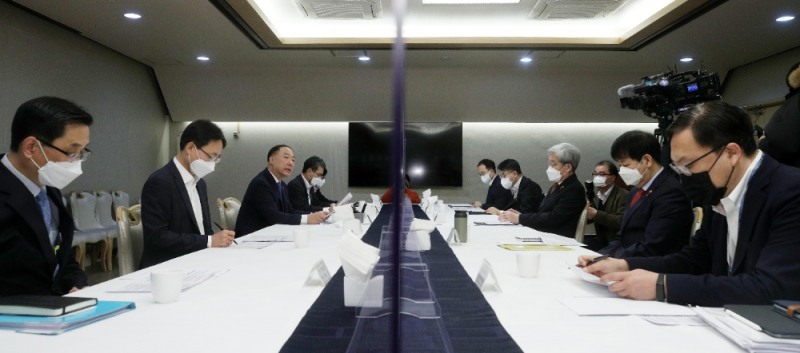 홍남기 경제부총리 겸 기획재정부 장관이 8일 오전 서울 종로구 정부서울청사에서 열린 제34차 부동산시장 점검 관계장관회의를 주재하고 있다. (공동취재사진)