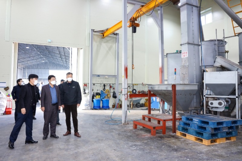 엄태준 이천시장이 기업현장을 방문해 애로사항을 청취하고 있다.이천시 제공