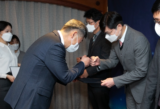 동서식품 창원공장 원동한 공장장(오른쪽)이 한국에너지공단 박병춘 수요관리이사(왼쪽)에게 산업부장관 표창을 받고 있다./사진 제공 = 동서식품