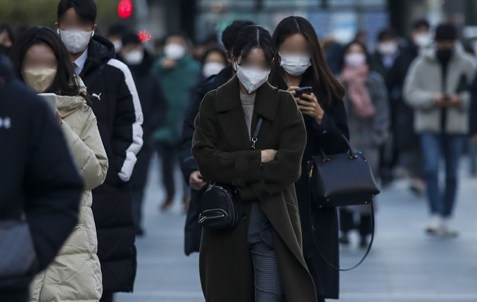 전국의 아침 기온이 대부분 영하권으로 추운 날씨를 보인 지난 2일 오전 서울 영등포구 여의도역 인근에서 두터운 복장의 시민들이 발걸음을 옮기고 있다.