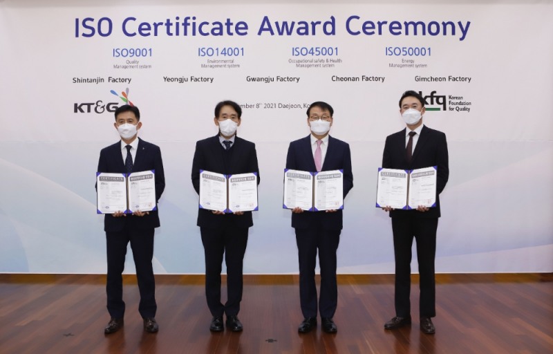 KT&G(사장 백복인)가 전국 5개 공장에서 ISO 4대 주요 인증(에너지‧환경‧안전‧품질경영시스템)을 보유하게 됐다. 사진은 지난 8일 KT&G 대전본사에서 열린 인증서 수여식에서 송동옥 KT&G 생산관리실장, 송지영 KFQ 대표, 김태섭 KT&G 생산부문장, 허경욱 KFQ 인증원장(왼쪽부터 순서대로)이 기념촬영을 하는 모습.