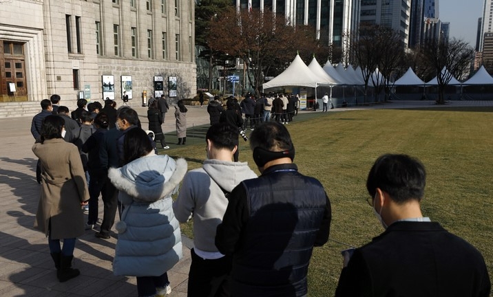 코로나19 신규 확진자 수가 사상 처음으로 7000명을 넘은 지난 8일 서울광장 임시선별검사소를 찾은 시민들이 줄을 서고 있다. 