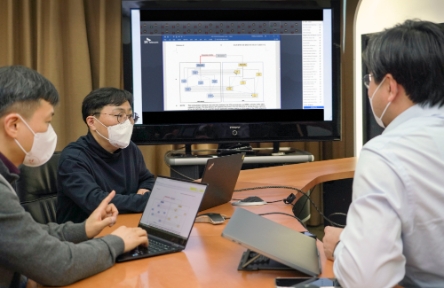 SK텔레콤은 '양자암호통신 네트워크 통합관리규격 표준(ETSI GS QKD-018)'이 유럽전기통신표준화기구(ETSI)에서 표준으로 인정됐다고 9일 밝혔다. ETSI 표준화 회의에 참석한 SK텔레콤 연구원이 화상회의를 하고 있다./ 사진 제공 = SK텔레콤