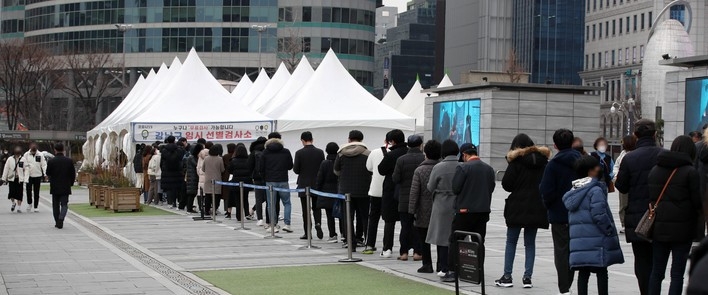 코로나19 신규 확진자 수가 7102명으로 집계, 연이틀 7천 명 대 기록을 이어가고 있는 9일 오후 서울 강남구 삼성역 임시선별검사소에서 시민들이 검사를 받기 위해 줄 서 있다.