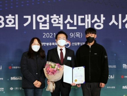 (가운데)NS홈쇼핑 마케팅본부 본부총괄 김창기 상무가 제 28회 기업혁신대상에서 산업통상자원부 장관상을 수상하고 임직원과 기념촬영하고 있다./ 사진 제공 = NS홈쇼핑