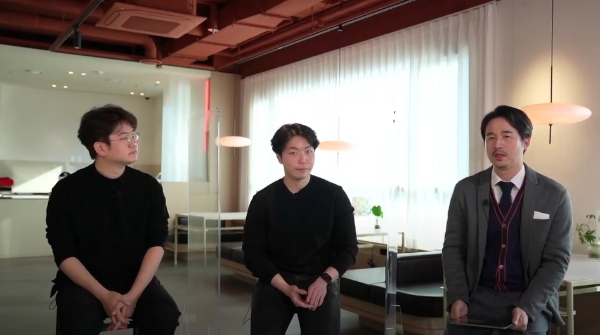 김익환 한세실업 부회장(오른쪽)이 이문주 쿠캣 대표(왼쪽), 정준영 엔코드 대표(가운데)와 이야기를 나누고 있다. 사진=한세실업