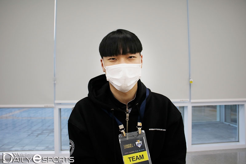 쉐도우 배틀리카(SHB) 소속 미드 라이너 '스네일' 조종휘.