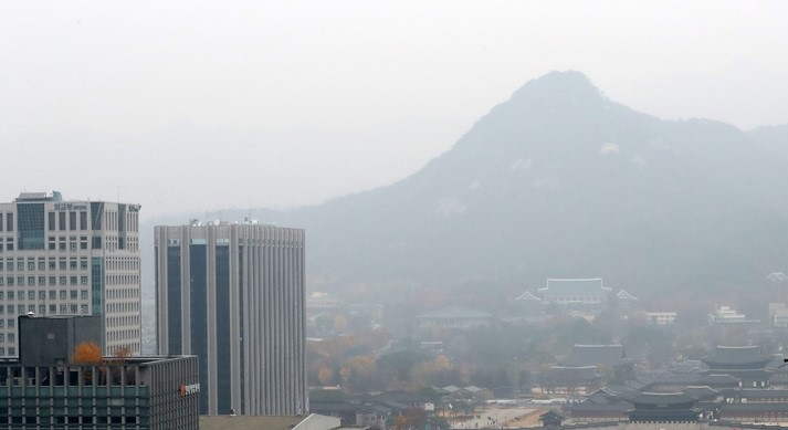 지난달 21일 오후 서울 인왕산 일대가 뿌옇다.
