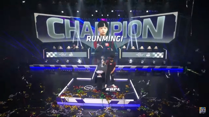 우승컵을 들어올린 '런민기' 민기(사진=카트라이더 러쉬플러스 유튜브 캡처).