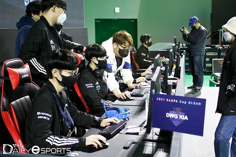 경기 전 세팅을 준비하는 담원 기아 2군.