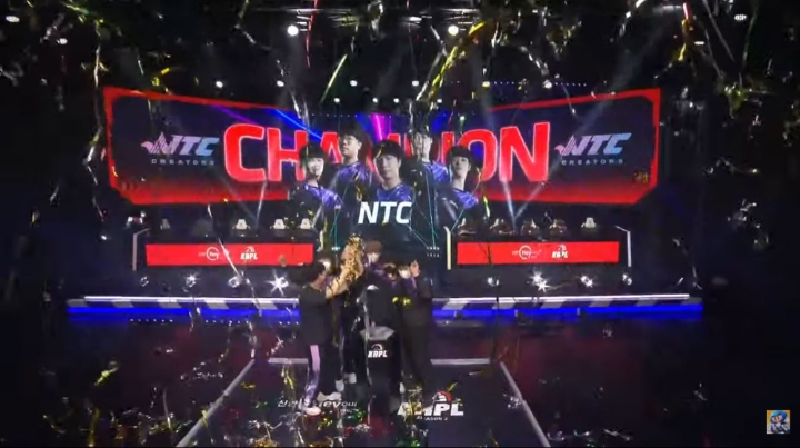 지난 시즌 팀전 2연패를 달성한 뒤 우승컵을 들어올린 NTC 크리에이터스(사진=카트라이더 러쉬플러스 유튜브 캡처).