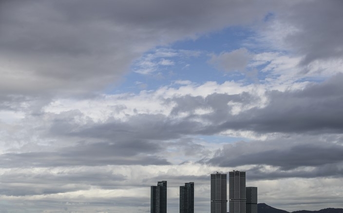 쌀쌀한 날씨를 보인 지난 10월12일 오전 서울 성동구 동호대교에서 먹구름 사이로 파란 하늘이 보이고 있다.