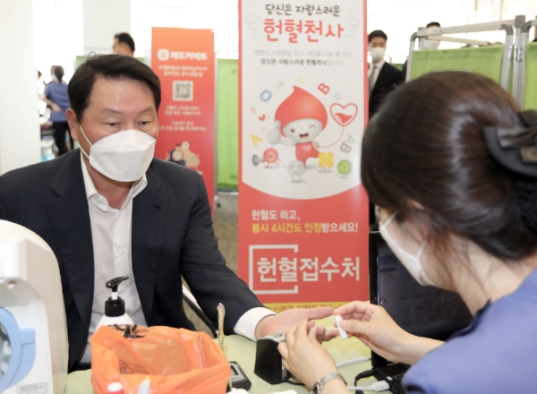 최태원 SK 회장이 코로나19에 따른 혈액 부족 사태 해결에 힘을 보태기 위해 지난해 5월 서울 중구 SK텔레콤 T타워에서 열린 구성원 헌혈 릴레이에 참여한 모습. / 사진 제공 = SK