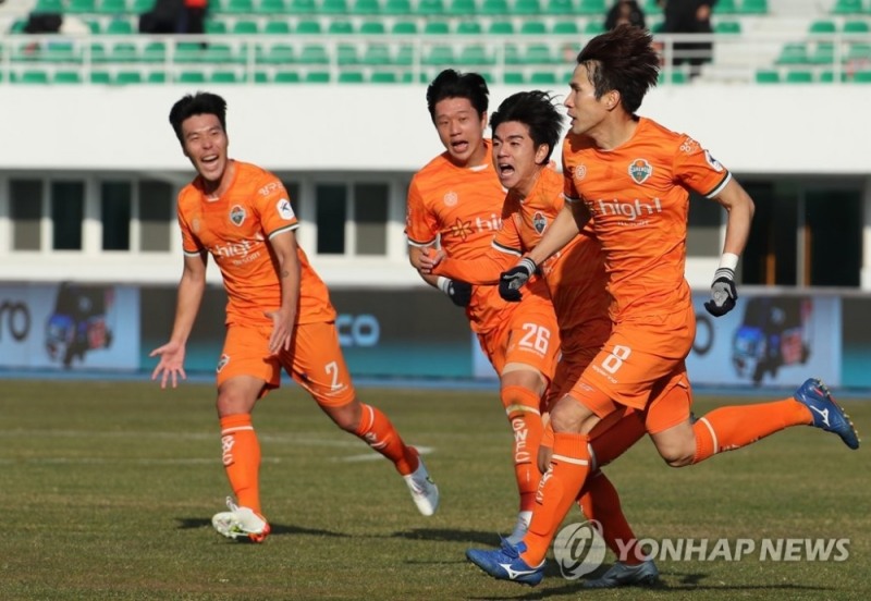 (강릉=연합뉴스) 12일 강원 강릉종합운동장에서 열린 2021년 K리그 승강 플레이오프 2차전 강원FC와 대전하나시티즌의 경기. 강원 한국영이 팀의 3번째 골을 넣은 뒤 환호하고 있다.