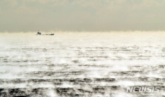 부산지역 아침최저기온이 영하 12.2도로 역대 최저기온 11위를 기록한 지난 8일 오전 부산 남구 이기대공원 앞 해상에서 짙은 해무(바다 안개)가 피어오르며 장관을 연출하고 있다.