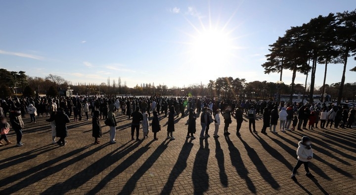 코로나19 신규 확진자가 6,689명 발생, 위중증 환자는 894명으로 집계된 지난 12일 오후 서울 마포구 상암월드컵공원 평화광장에 마련된 임시선별검사소에서 시민들이 검사를 받기 위해 줄 서 있다.