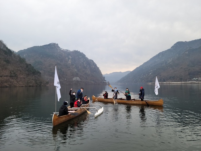 킹카누체험에 나선 기자들의 모습. 사진=춘천시관광협의회